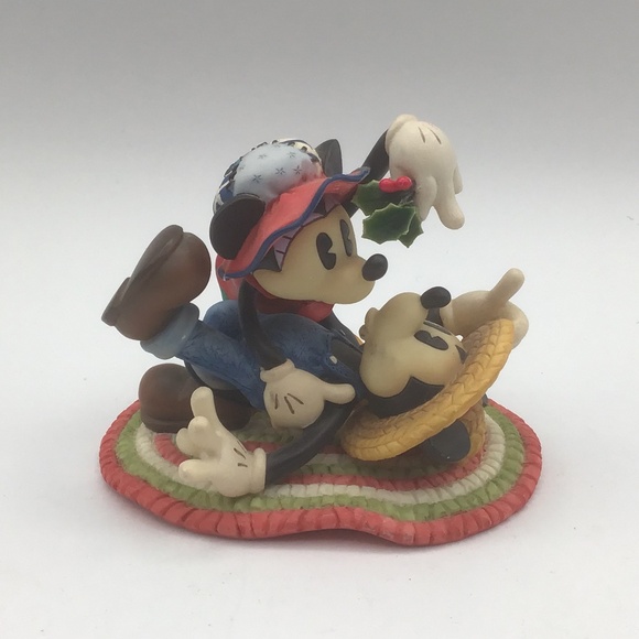 Vintage Disney Mickey & Minnie “kiss Under the Mistletoe” figurine by Enesco . - Picture 1 of 8